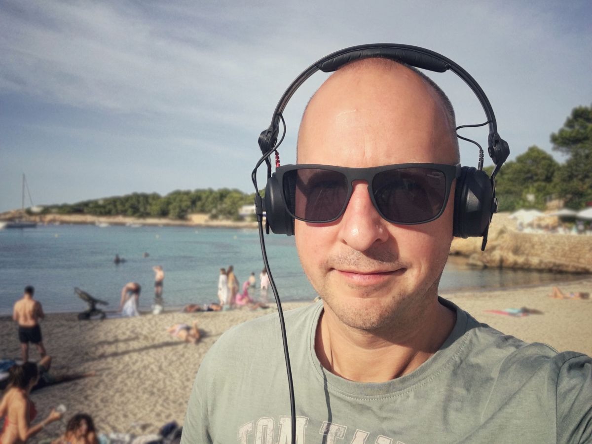 DJ Steve am Strand von Portinatx, Ibiza